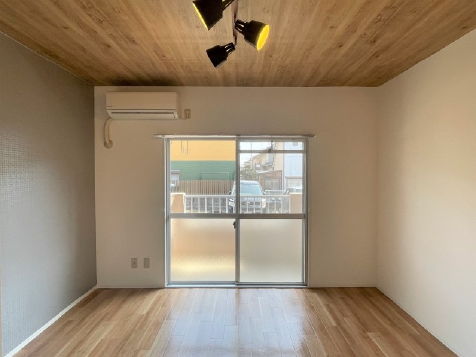 アクセントクロスに天井のライトがおしゃれな雰囲気