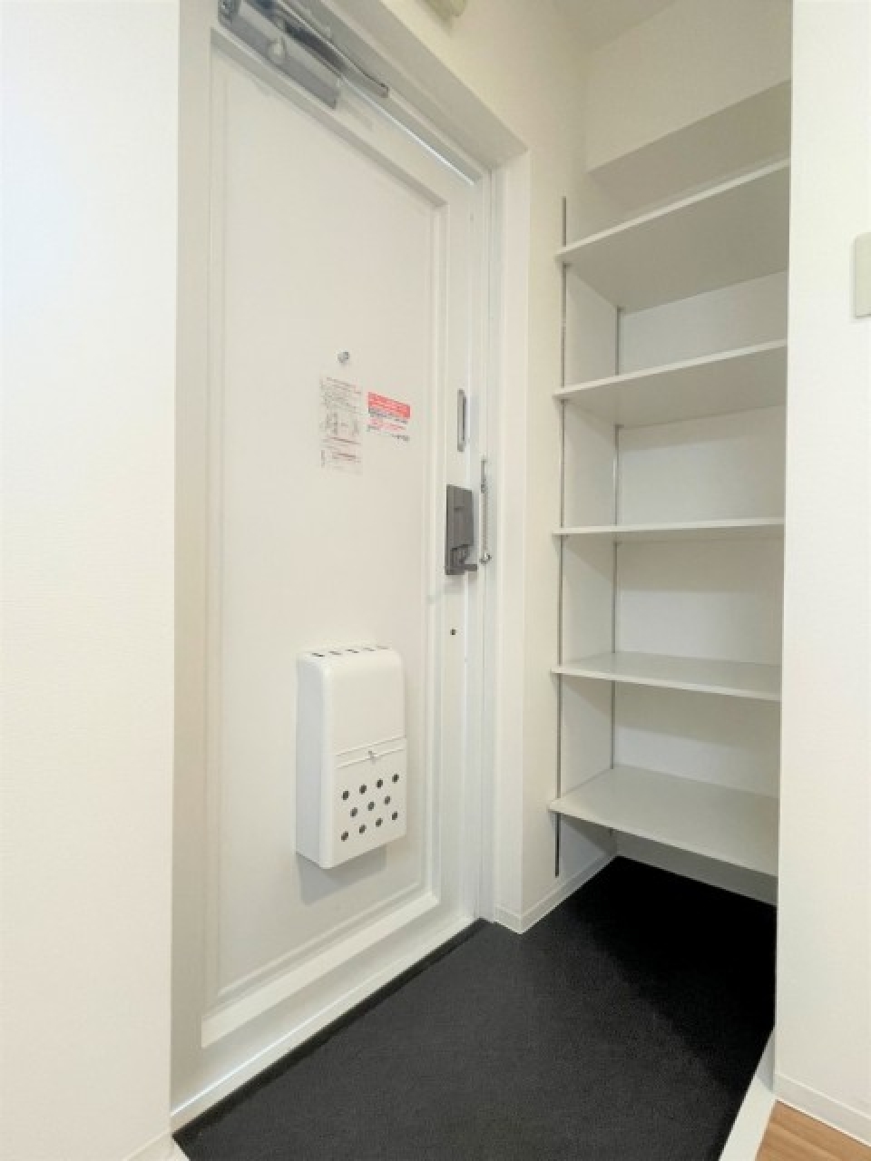 玄関。シューズクローゼットはオープンタイプ