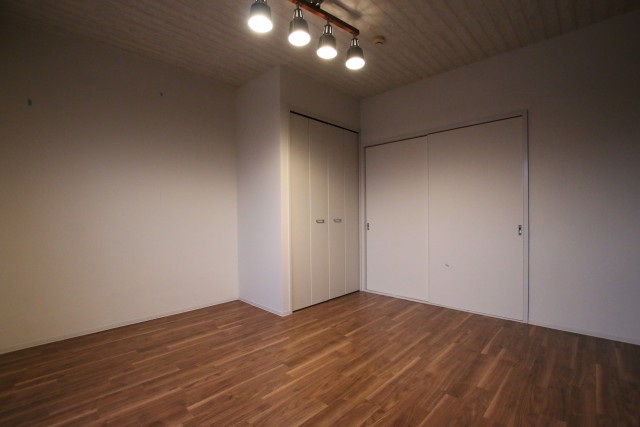 洋室8帖、クローゼット完備。