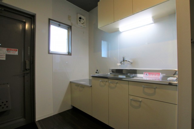 キッチン横に窓があるので換気もバッチリできます。