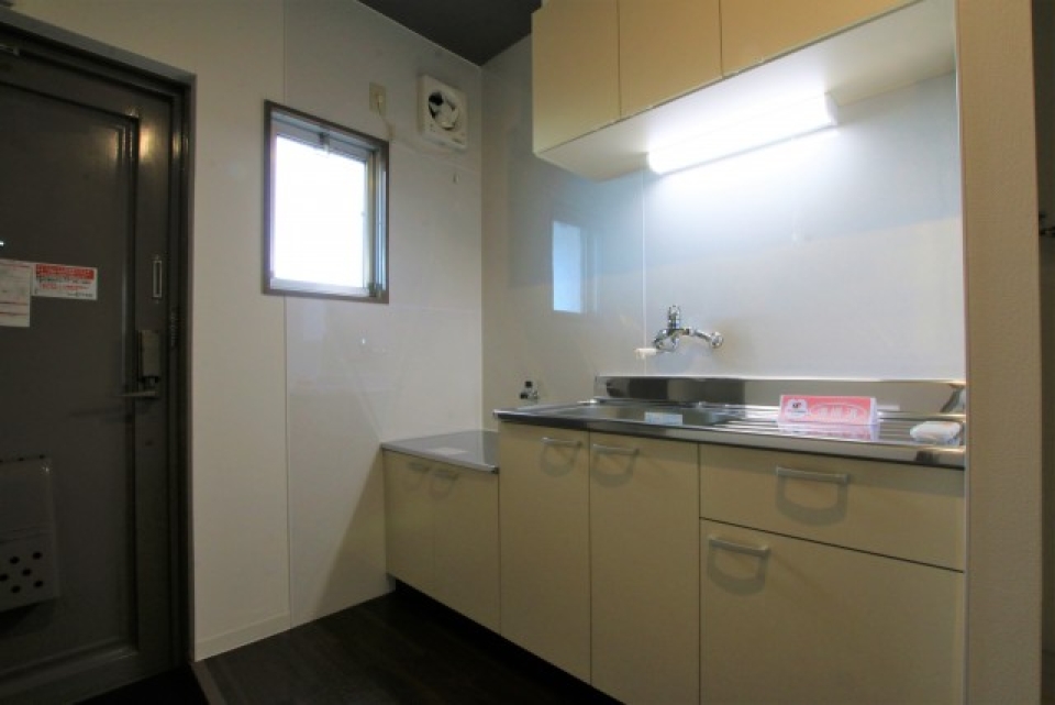 キッチン横に窓があるので換気もバッチリできます。