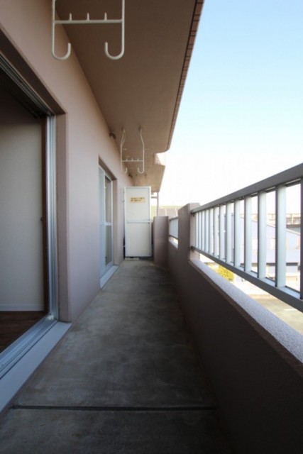 2部屋分の長いバルコニー