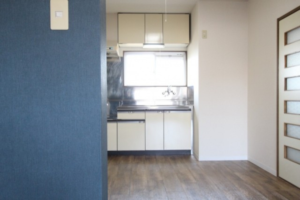 Navy越しのキッチン