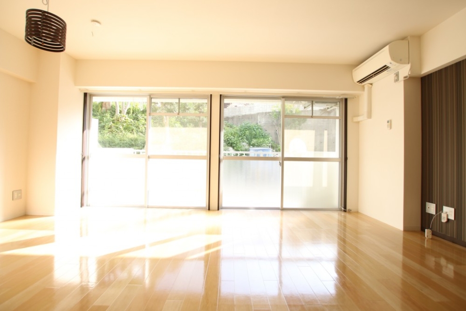 大きな掃き出し窓から日が差し込みます