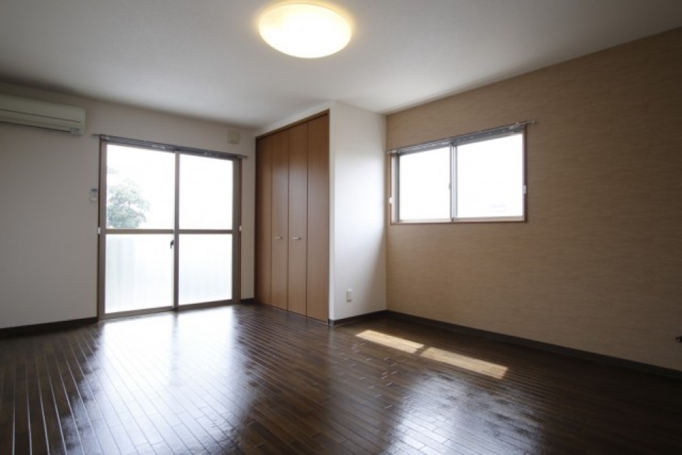 陽当たり良好リビングルーム兼寝室。