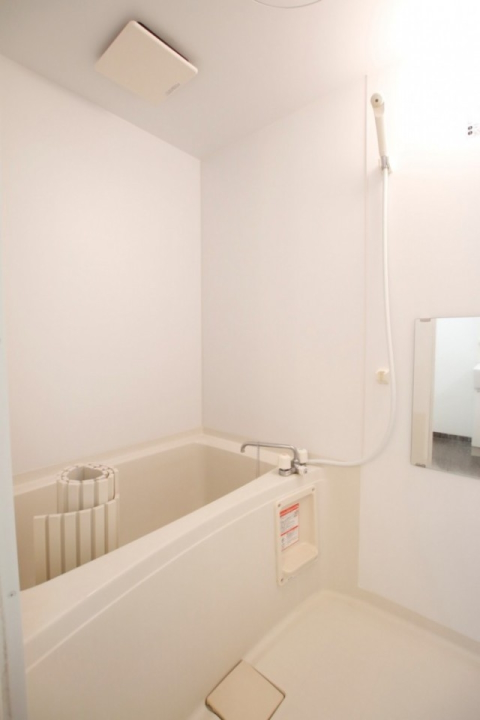 鏡付きの浴室。