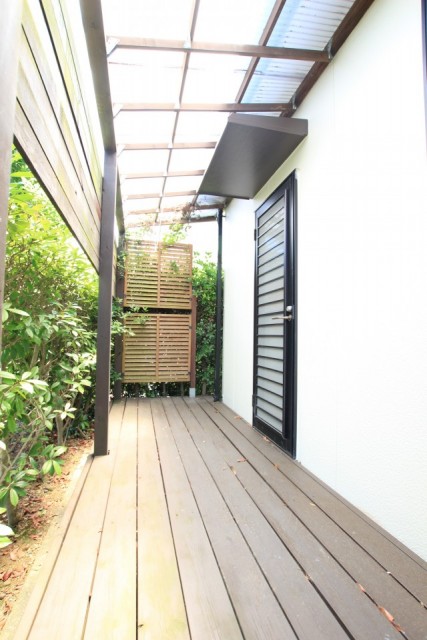 屋根付きのウッドデッキになってます！