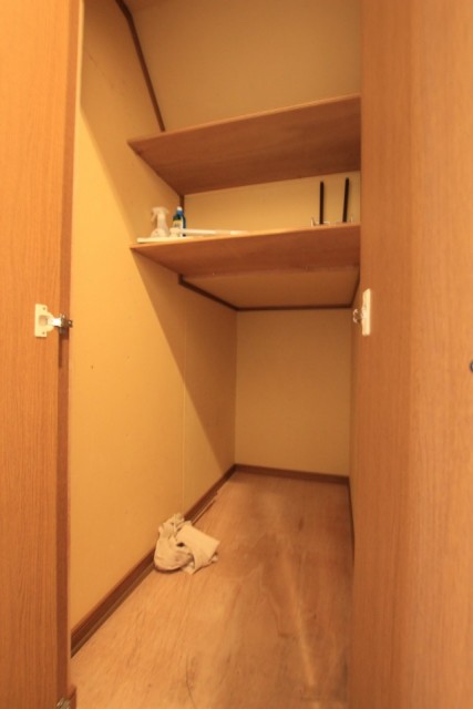 階段下の収納。奥行きがあって◎