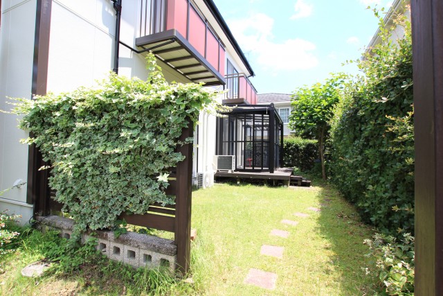 芝生や緑がきれいなお庭の様子