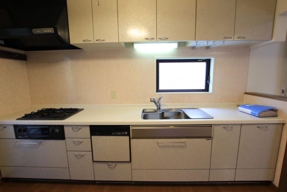 ワイドに広いキッチン。3口ガスコンロです