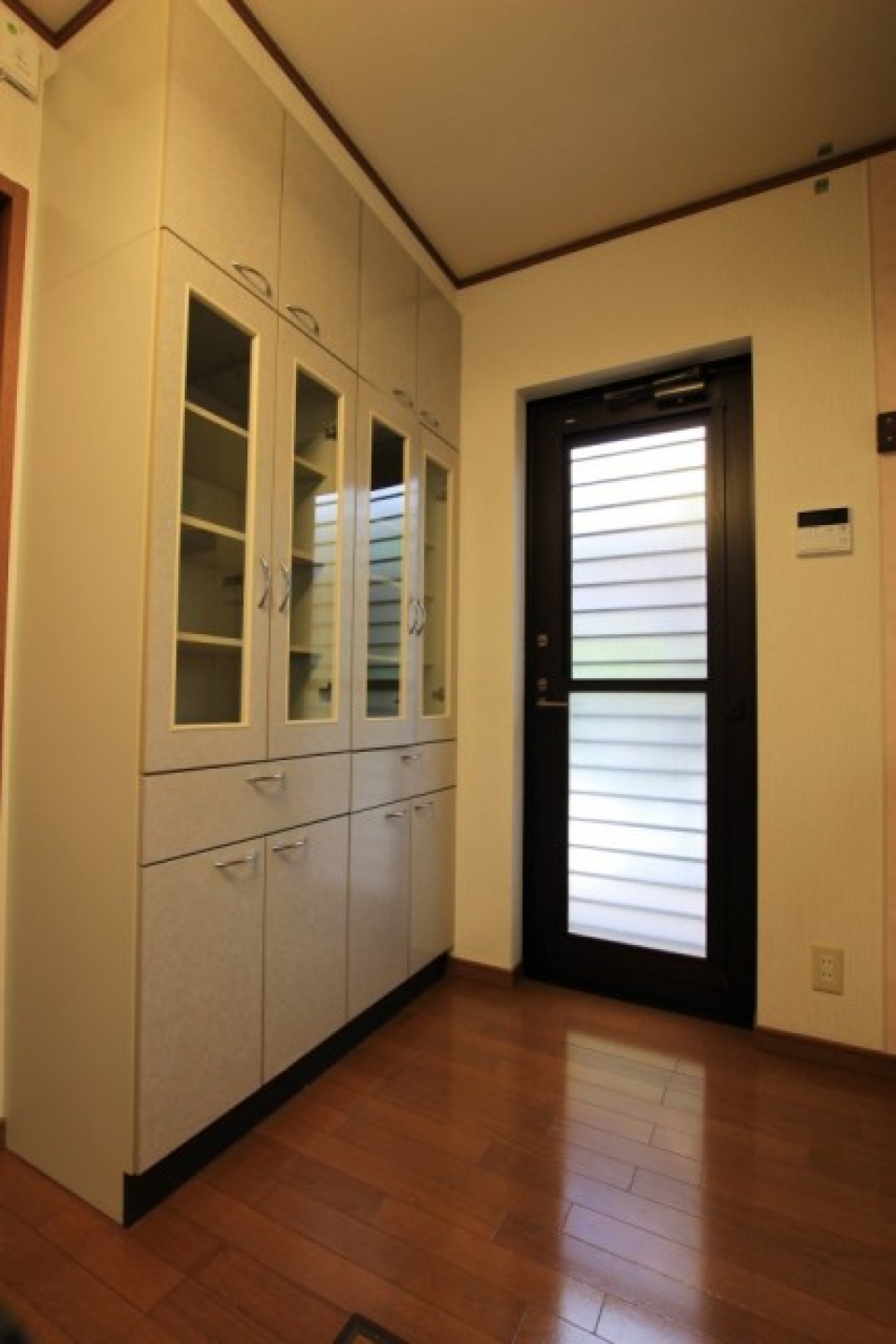 食器棚完備！こちらの扉