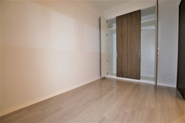 収納たっぷり洋室