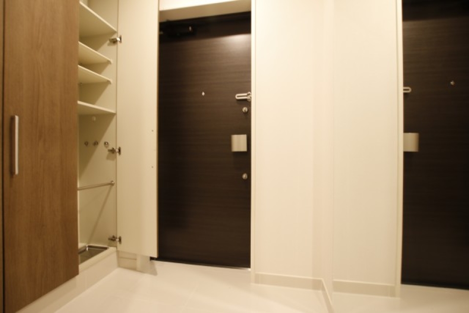 大きいシューズボックスと鏡