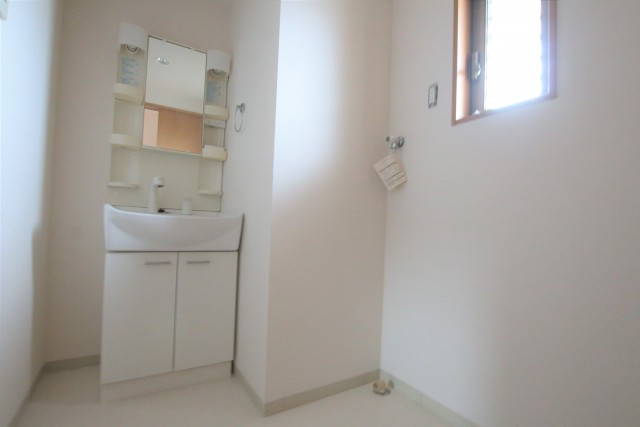 窓付きで明るい洗面所