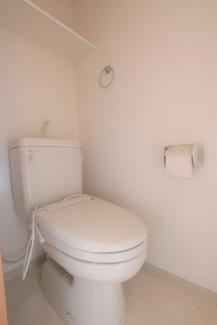 棚付きのトイレ