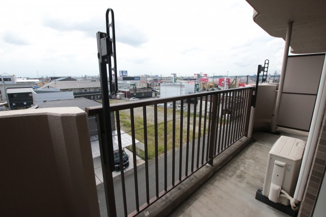 南側バルコニー。北側は360&deg;VRでご確認ください。