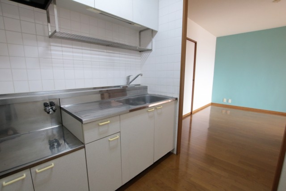 キッチンはダイニングルームの奥にあります。