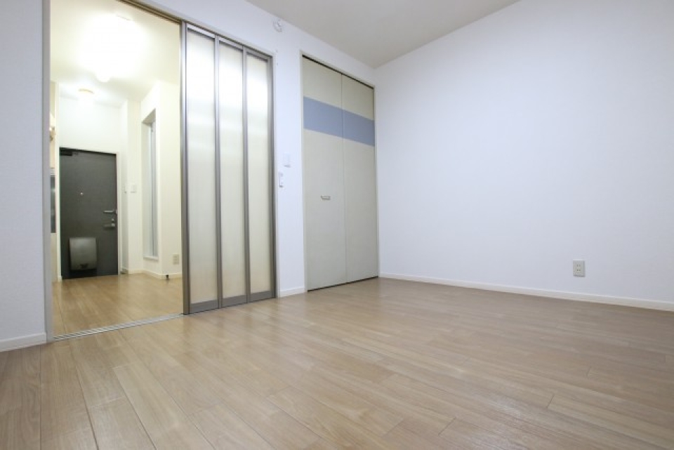 淡く透けた仕切り付きの1Kのお部屋です