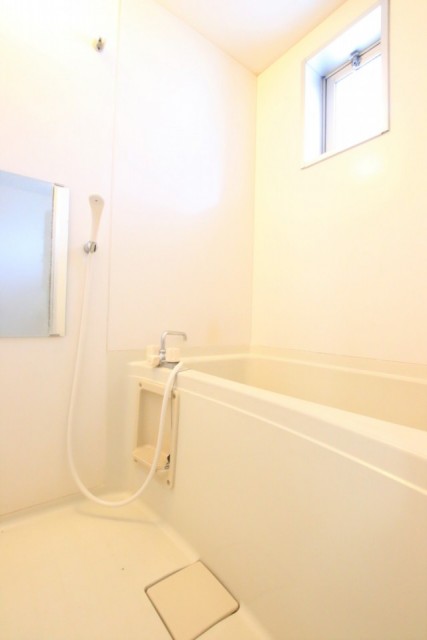 窓付きの浴室。換気もバッチリです。