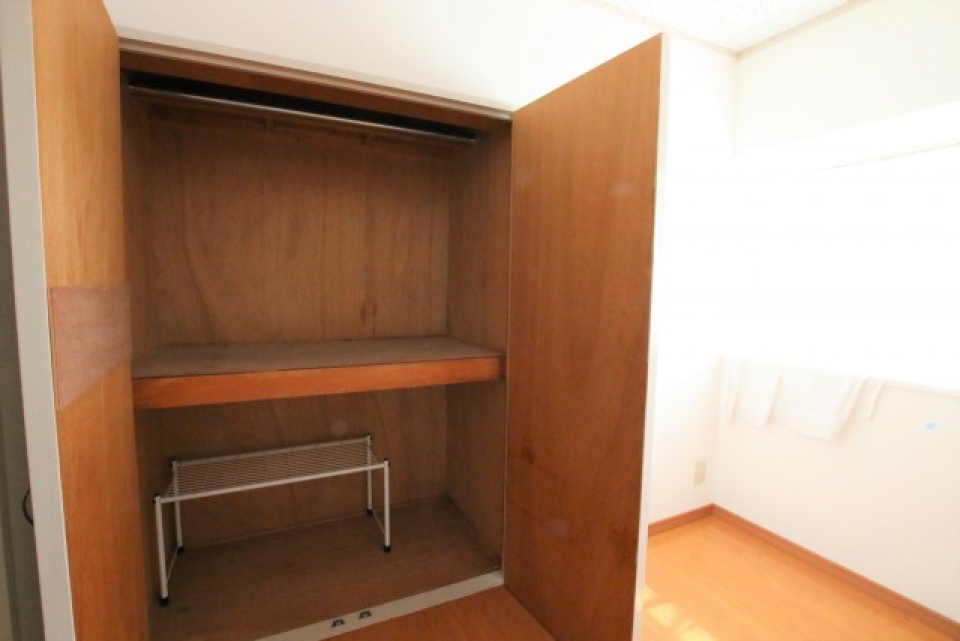 こちらの部屋にも収納がついてます