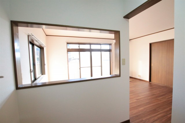 キッチンから見たLDKの様子。