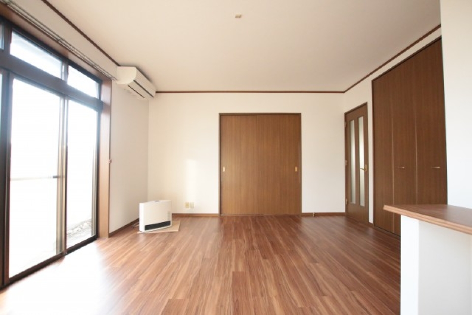 大きな窓からは日当たりも良好です。