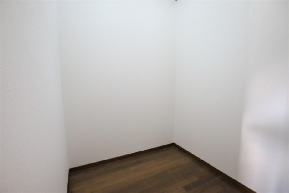 玄関横には納屋まで！！