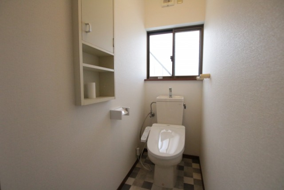 窓付きのトイレ