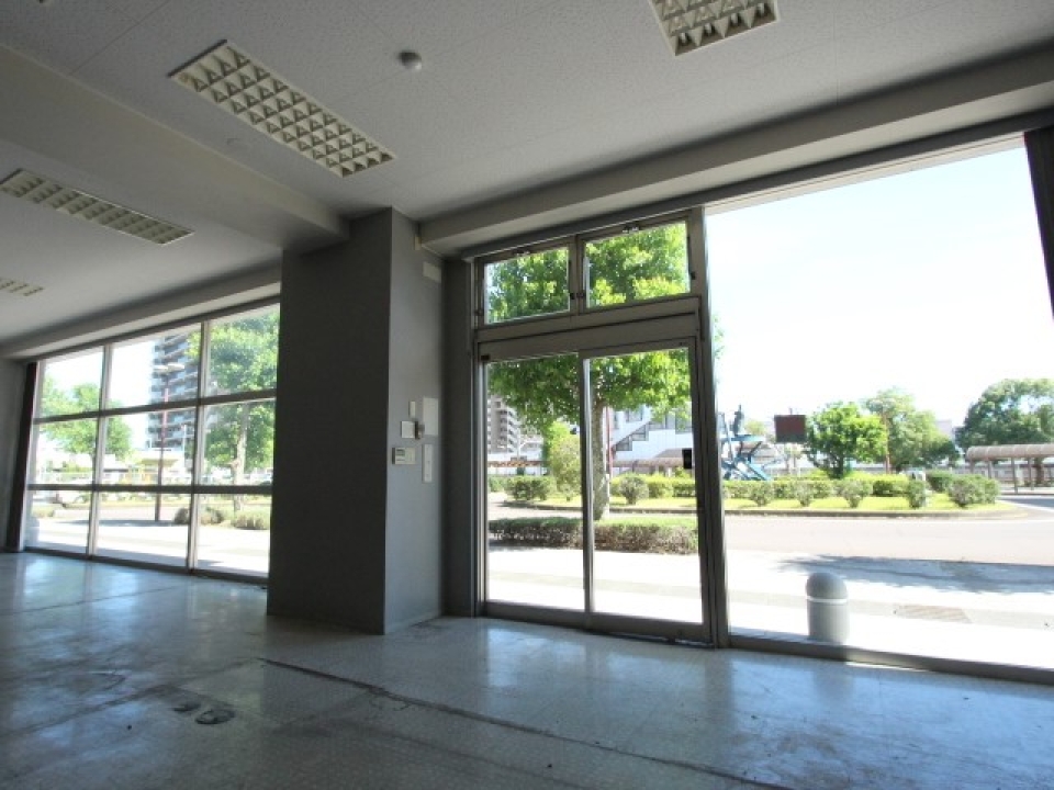 目の前には豊田町駅ロータリーの緑！爽やかです。