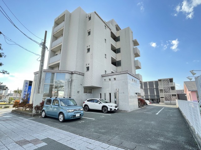 駐車スペースは建物裏。車通勤スタッフは近くに月極を借りるとよいですね。