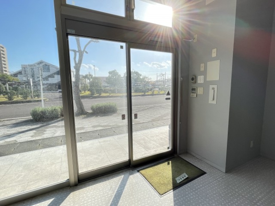 自動ドア入口。ドア向こうに望むのは豊田町駅とロータリー。