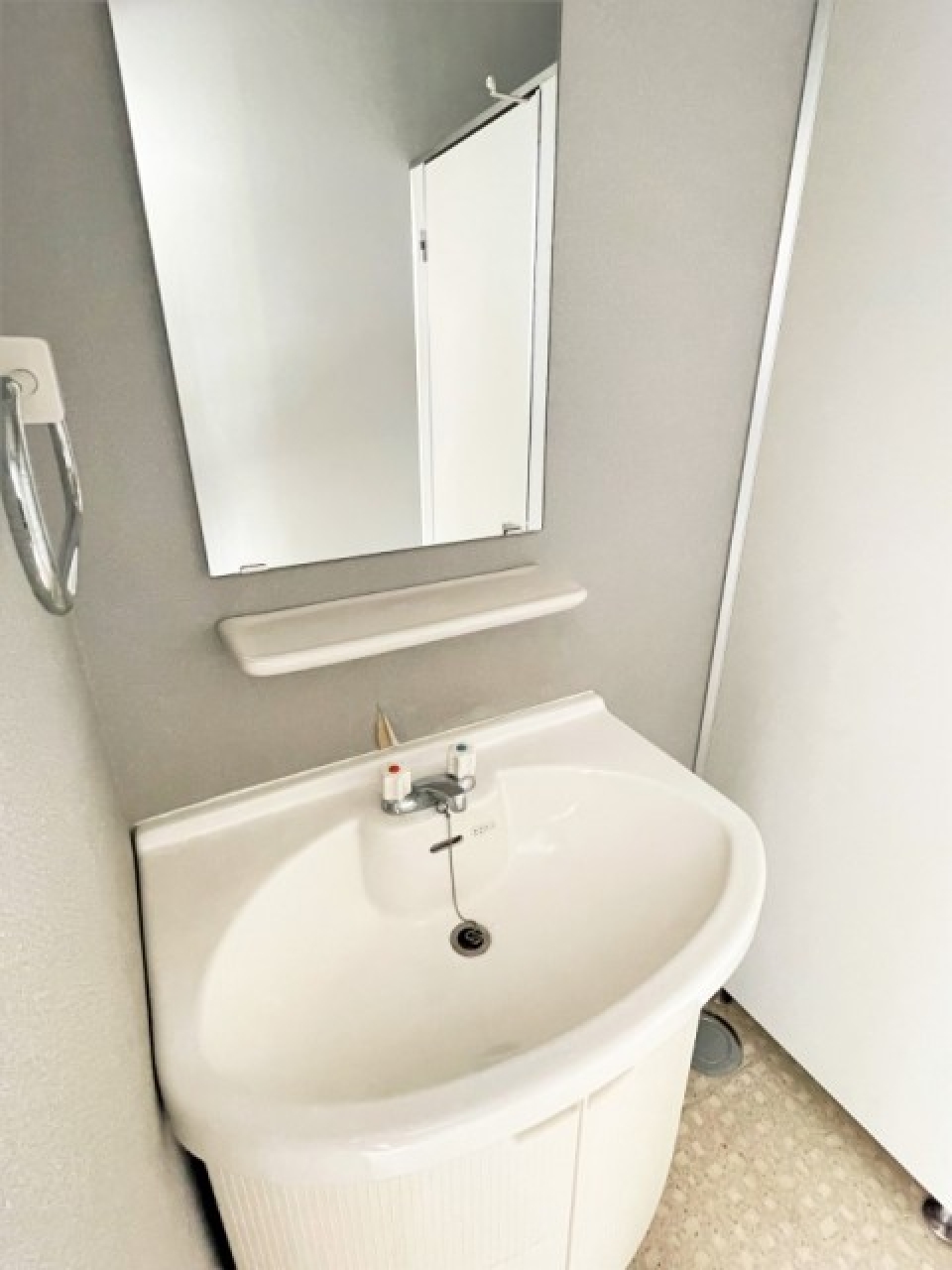 鏡付きの洗面台もあり。休憩中お化粧直しできますね。