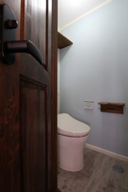 トイレの壁紙はこのライトブルー、ドアはもちろん...。