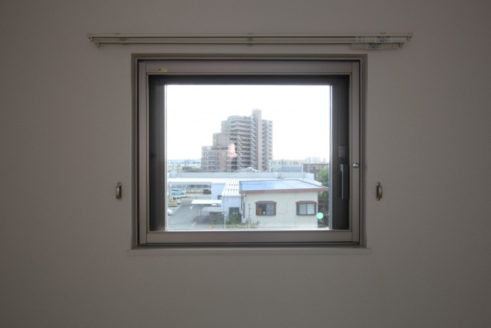 南側洋室の窓は特殊なタイプ。