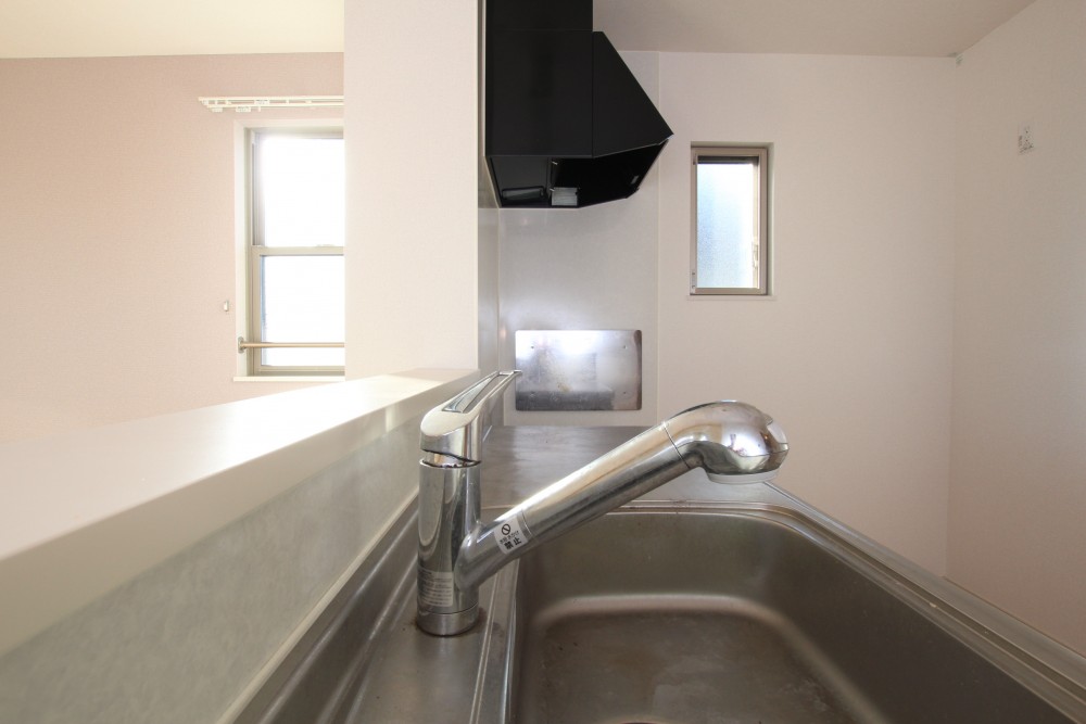 キッチンスペースにも＋&alpha;の窓から採光が。