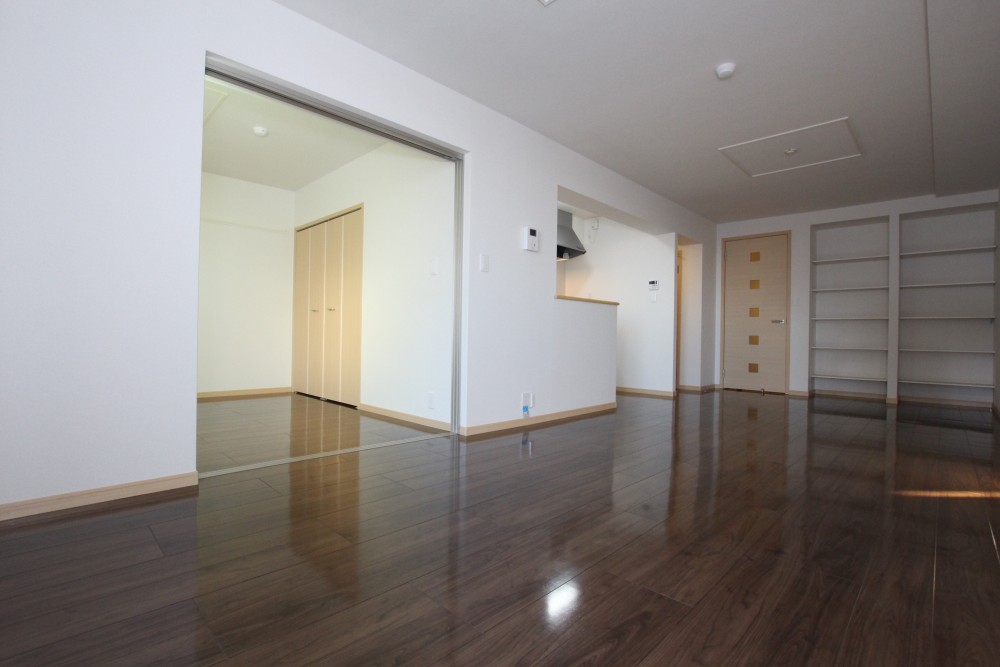 光が反射しお部屋が明るく感じます。