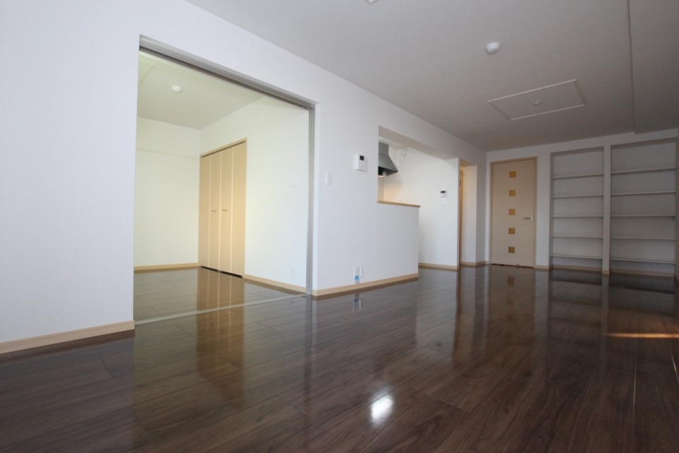 光が反射しお部屋が明るく感じます。