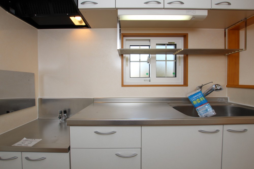 キッチンには角部屋特権＋&alpha;の窓がある。