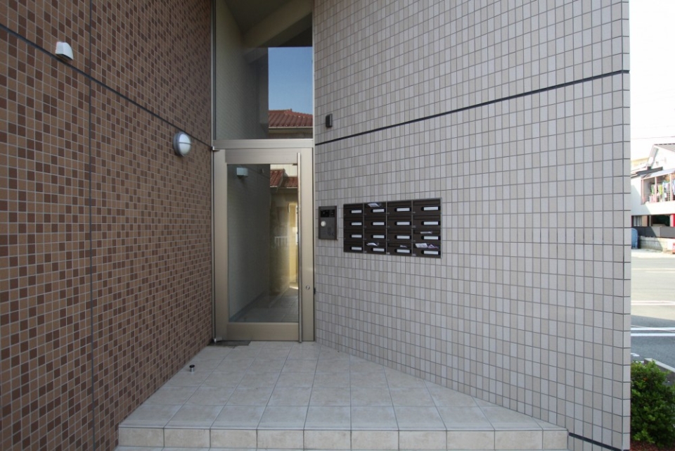 三角形のエントランスにはオートロック付き。