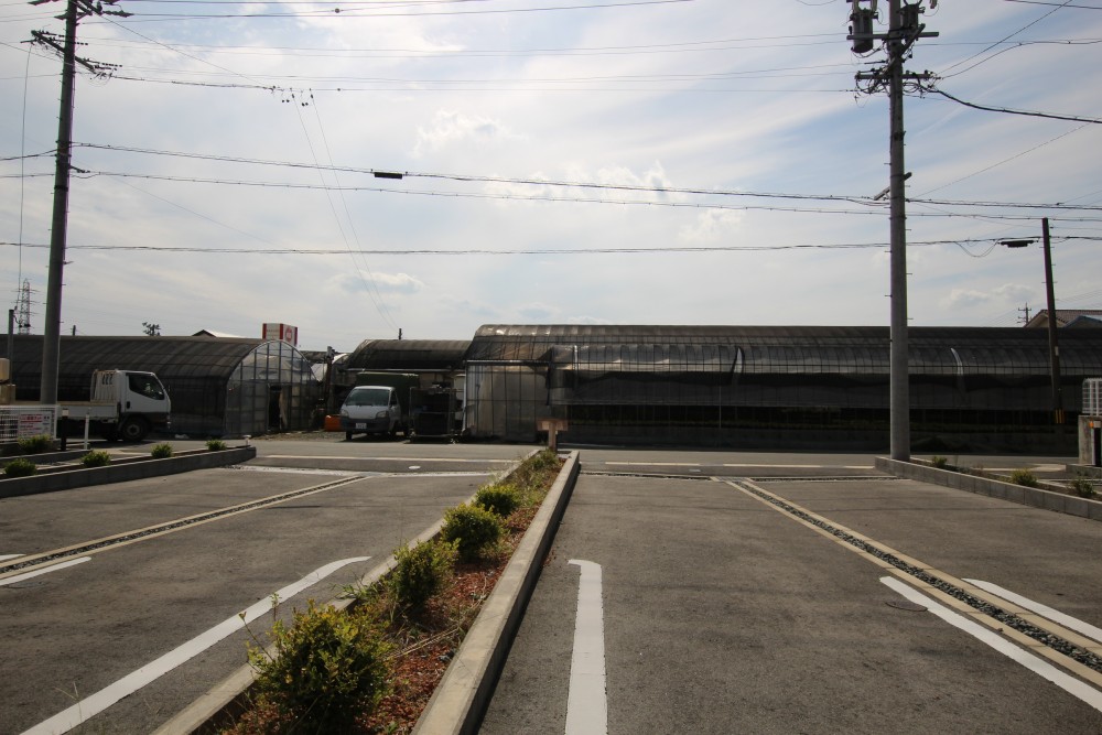 駐車場は縦列&times;2で計4台止められそうですね。