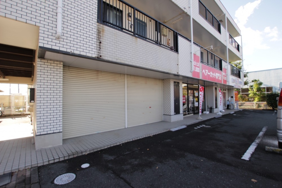 お店の並びは、ヘアカット、アイスクリーム店です。