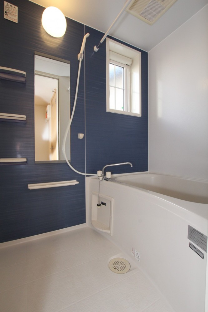 ホワイト&times;ネイビーカラーに小窓がマリンテイスト。