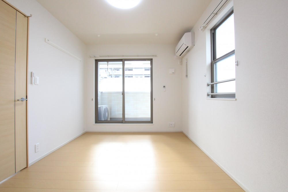 角部屋の特権、＋&alpha;の窓が部屋に光を取り入る。