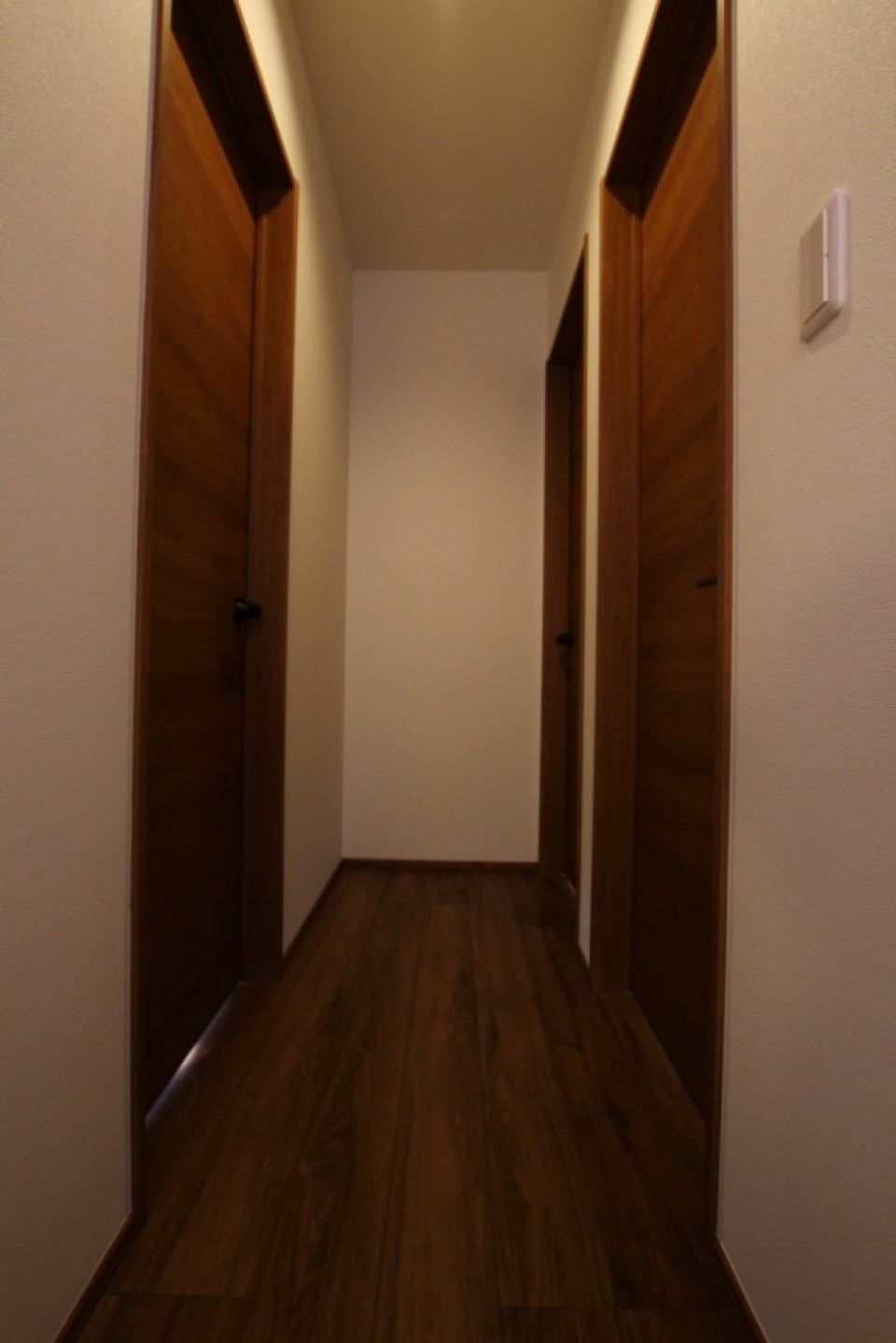 階段を上がって2階へ。左に1部屋、右に2部屋ある
