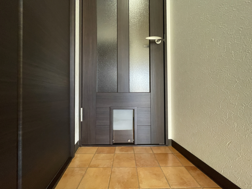 洋室の扉の下に小さな四角