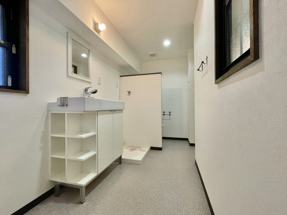 奥行きがある脱衣洗面所。壁の向こうにトイレがあります