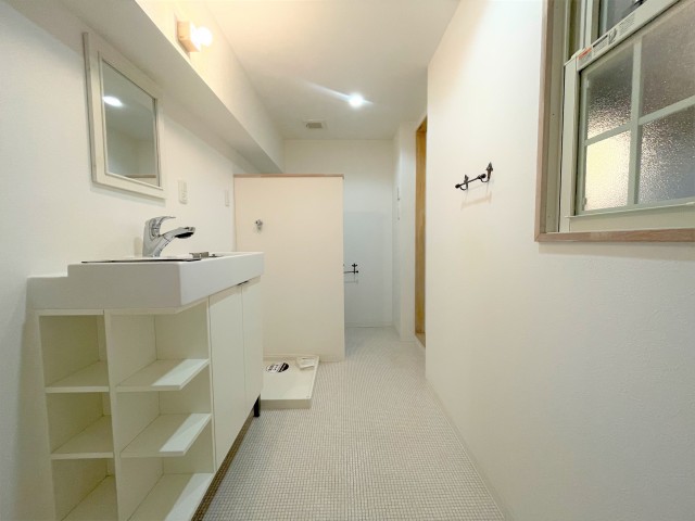 洗面所。奥にトイレがあります。