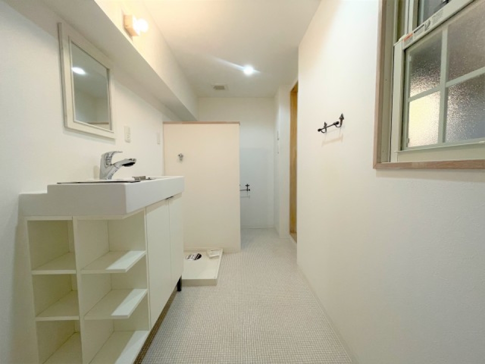 洗面所。奥にトイレがあります。
