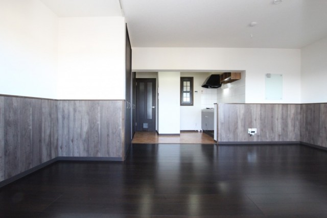 とにかく黒いシックな空間。