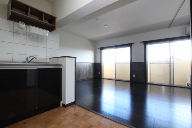 キッチンからの眺め。黒さが際立つ床。